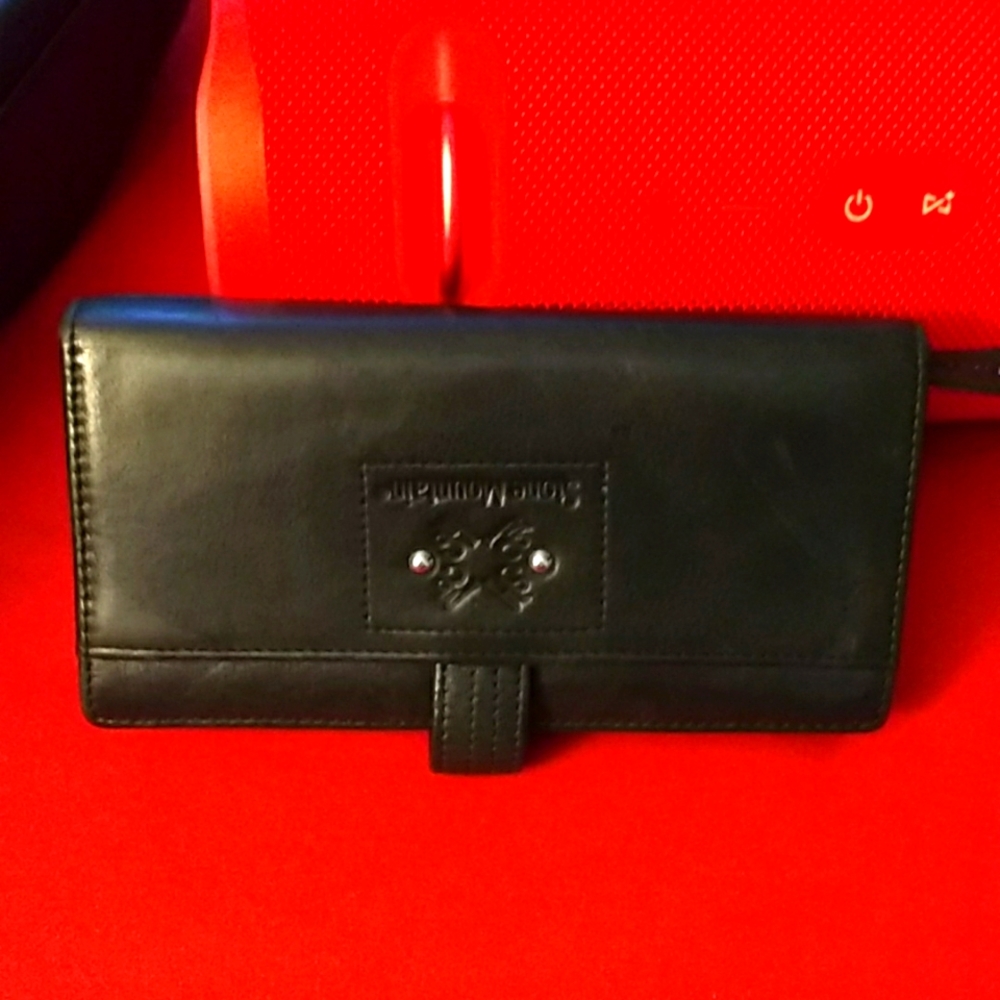 Stone mountain black leather wallet only  7x4"
